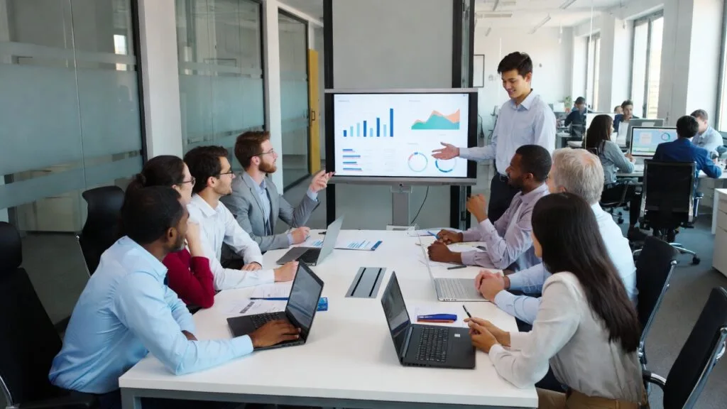 Comunicação Corporativa: Como Fortalecer Resultados, Pessoas e Cultura Organizacional 2 Reunião corporativa demonstrando a importância da comunicação corporativa