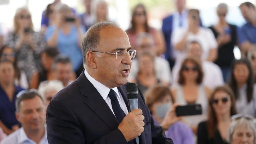 A Postura de Donald Trump: Estratégias, Comunicação e Impacto na Liderança Política 2 líder político falando diretamente ao público