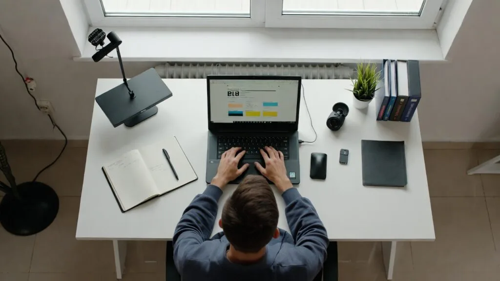 Oportunidade de começar um novo negócio: como identificar, planejar e crescer com segurança 4 Empreendedor iniciando novo negócio