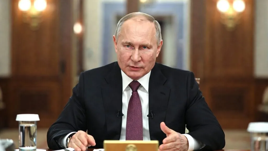 A Postura de Donald Trump: Estratégias, Comunicação e Impacto na Liderança Política 4 líder político demonstrando postura confiante