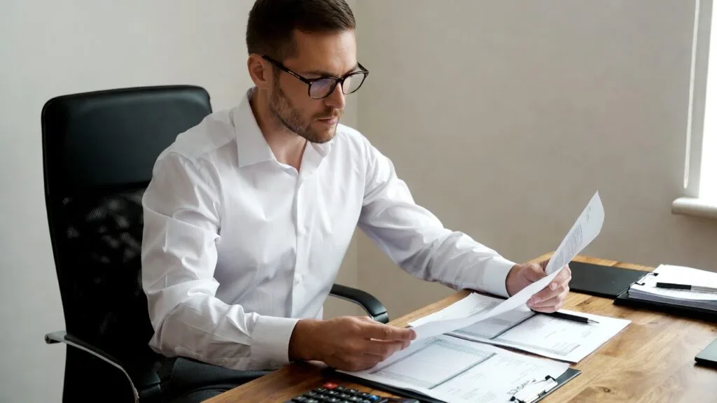 Os principais benefícios de começar como MEI e transformar sua renda 3 documentos ilegíveis, distorção, excesso de papéis, baixa resolução